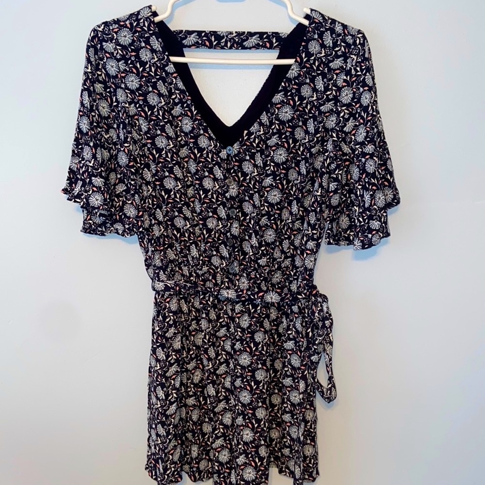 Loft XS Floral Short Romper with button up on top, cinched waste, pockets & tie